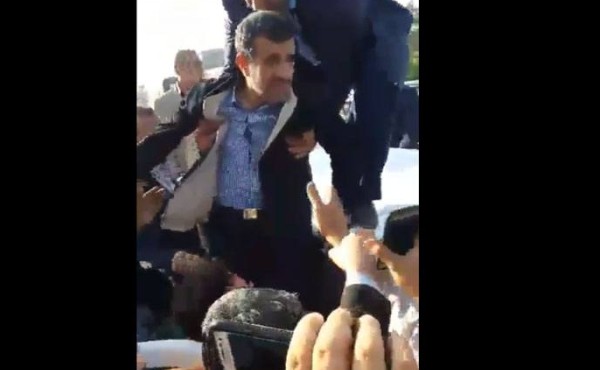 عکس احمدی نژاد روی سقف ماشین