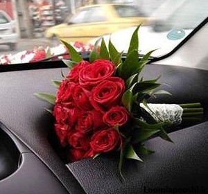 عکس دسته گل روی داشبورد ماشین